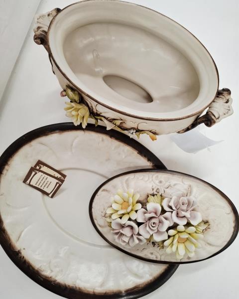 CENTROTAVOLA CAPODIMONTE CON VASSOIO OVALE ROSE RILIEVO