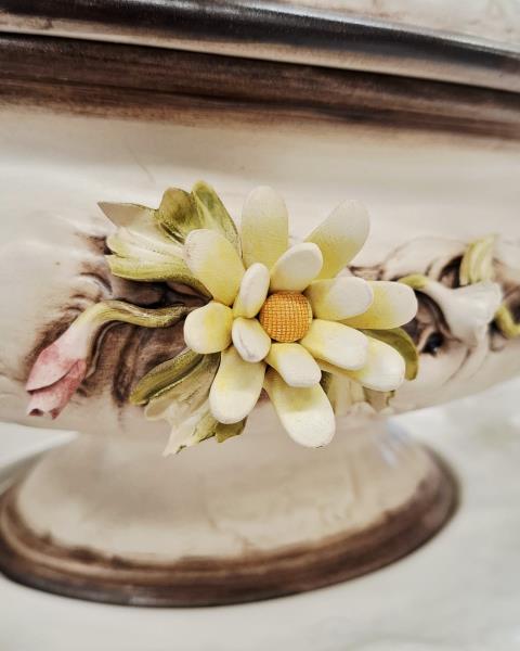 CENTROTAVOLA CAPODIMONTE CON VASSOIO OVALE ROSE RILIEVO