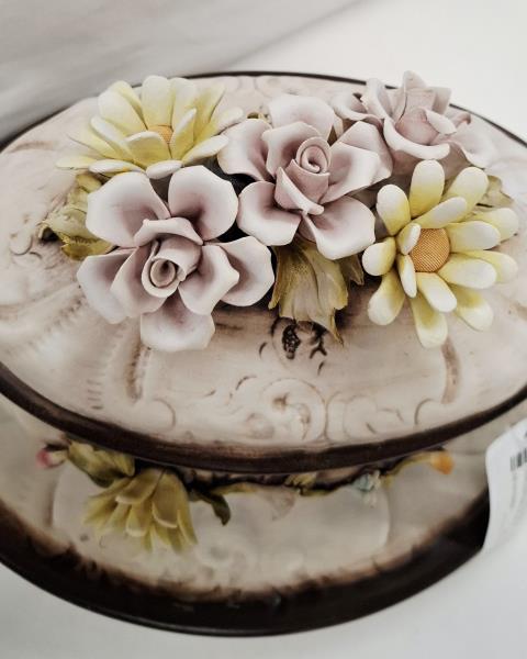CENTROTAVOLA CAPODIMONTE CON VASSOIO OVALE ROSE RILIEVO