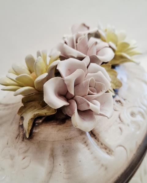 CENTROTAVOLA CAPODIMONTE CON VASSOIO OVALE ROSE RILIEVO