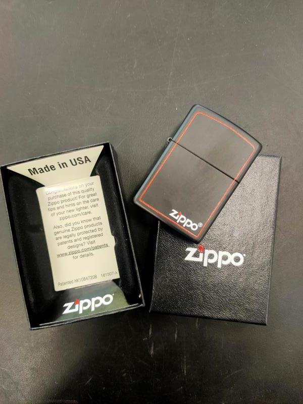 218ZB Accendino Zippo Nero Bordo Rosso