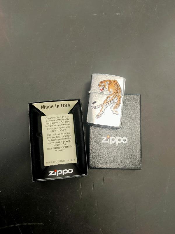 21A099 Accendino Zippo Tiger Climbin
