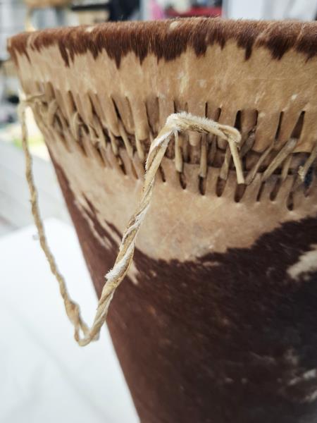 STRUMENTO A PERCUSSIONE AFRICANO IN PELLE