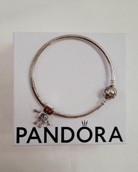 BRACCIALE PANDORA RIGIDO CON CHARM BAMBOLINA