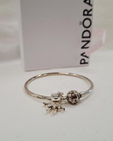 BRACCIALE PANDORA RIGIDO CON CHARM BAMBOLINA
