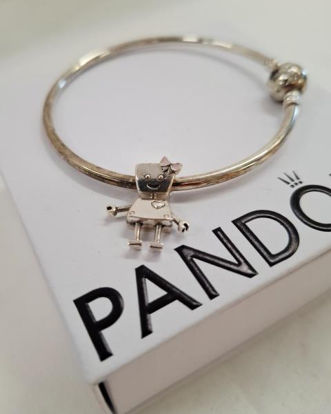 BRACCIALE PANDORA RIGIDO CON CHARM BAMBOLINA