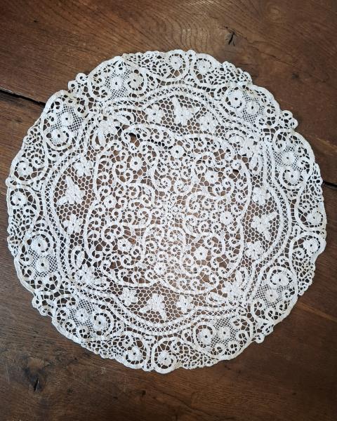 CENTRO TONDO BEIGE PIZZO CANTU  DIAM. 39 cm