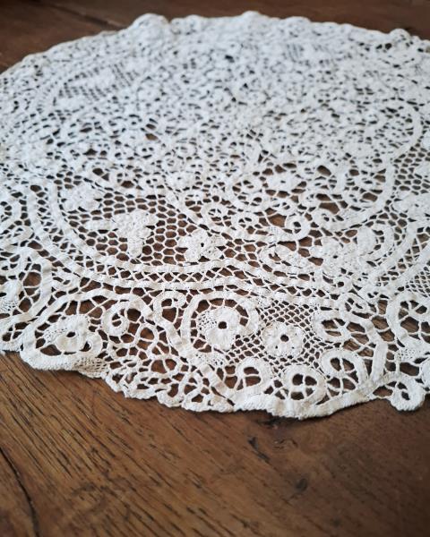 CENTRO TONDO BEIGE PIZZO CANTU' DIAM. 39 cm