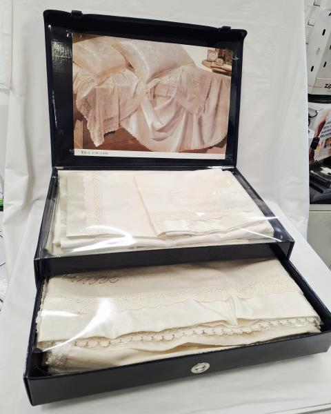 COFANETTO PARURE LENZUOLA COPRILETTO BORDO PIZZO LINEA VERSACE
