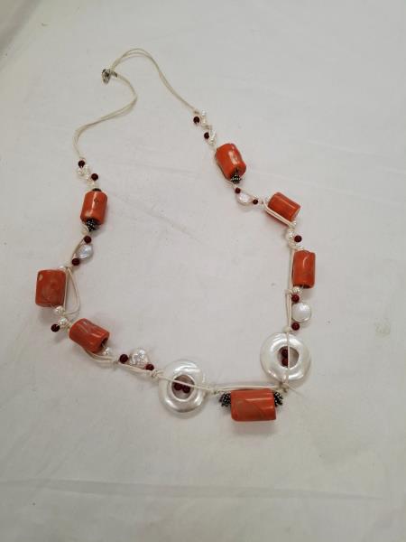 COLLANA LUNGA PIETRE ROSSE E BIANCHE