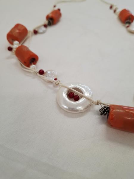 COLLANA LUNGA PIETRE ROSSE E BIANCHE