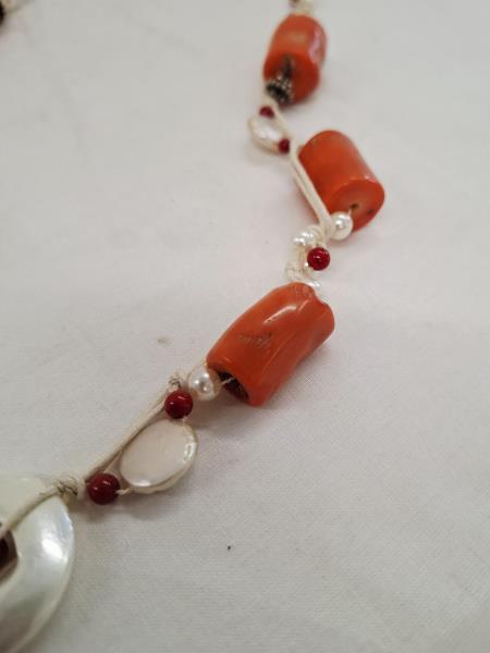 COLLANA LUNGA PIETRE ROSSE E BIANCHE
