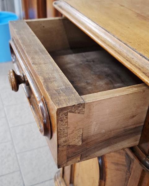 COMODINO PIEDI CIPOLLA