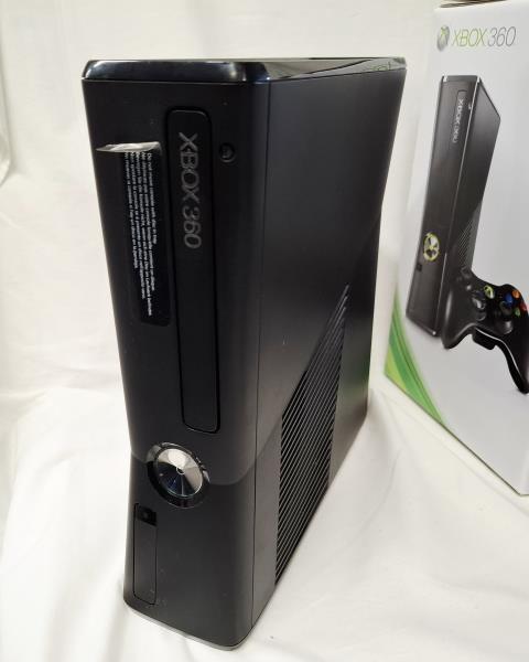CONSOLE XBOX 360 250GB + 2 GIOCHI