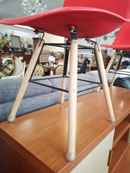 COPPIA SEDIE PLASTICA GAMBE LEGNO