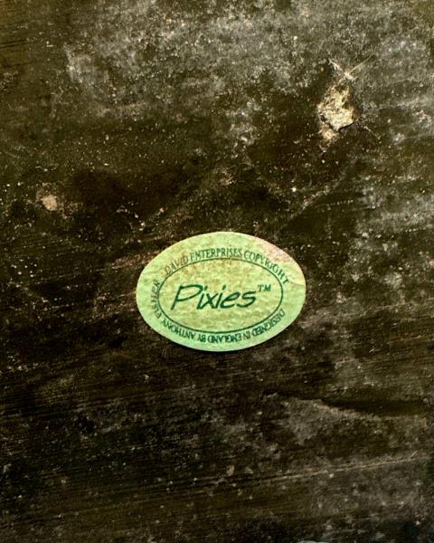 FOLLETTO PIXIE SU TRONO