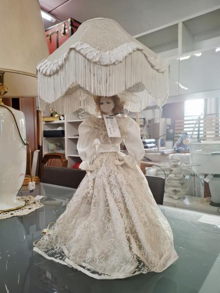 LAMPADA BIANCA FRANGE CON BAMBOLA ABITO PIZZO