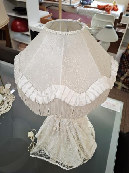 LAMPADA BIANCA FRANGE CON BAMBOLA ABITO PIZZO