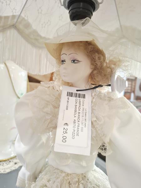 LAMPADA BIANCA FRANGE CON BAMBOLA ABITO PIZZO