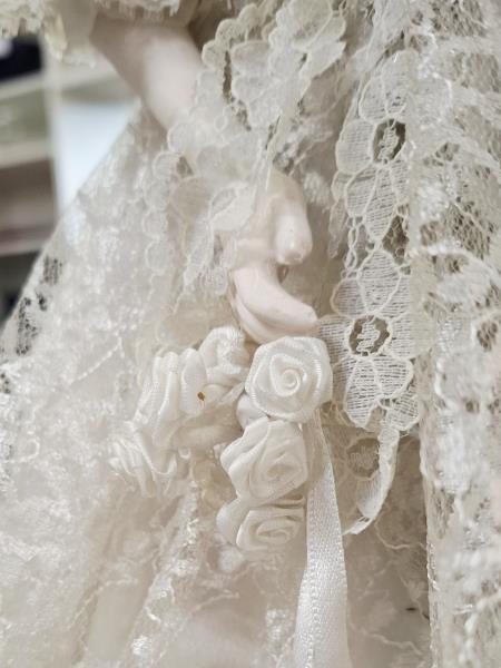 LAMPADA BIANCA FRANGE CON BAMBOLA ABITO PIZZO