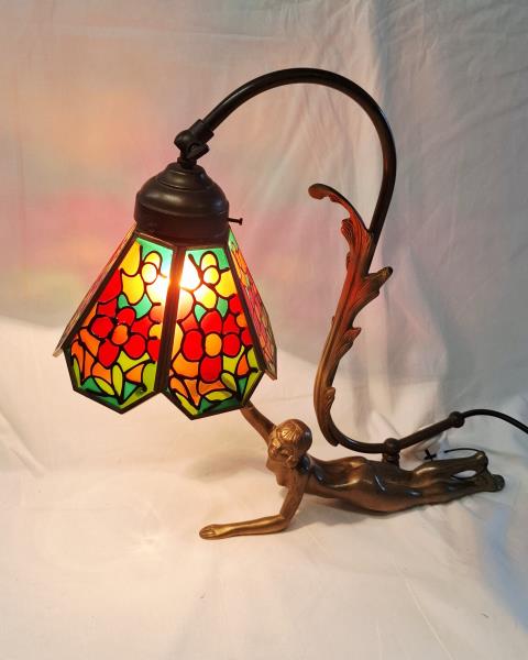 LAMPADA DA TAVOLO BASE DONNA SDRAIATA