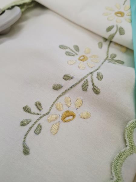 LENZUOLO MATRIMONIALE + 2 FEDERE RICAMI FIORELLINI SMERLO VERDE