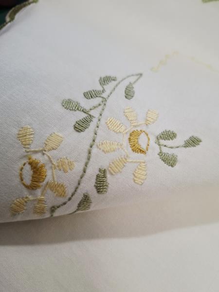 LENZUOLO MATRIMONIALE + 2 FEDERE RICAMI FIORELLINI SMERLO VERDE