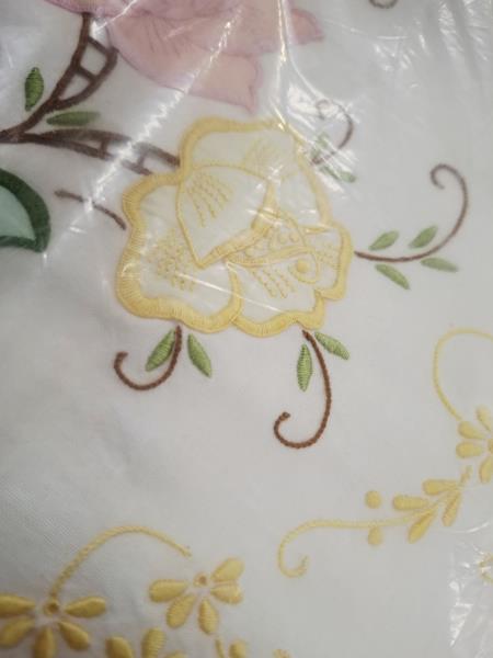 LENZUOLO MATRIMONIALE RICAMI GIALLI E APPLICAZIONI + 2 FEDERE