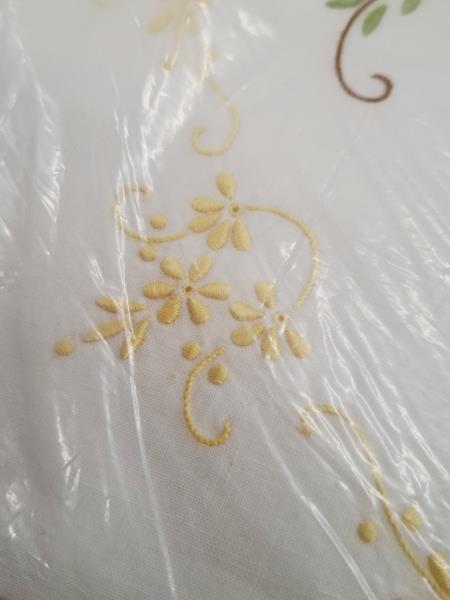 LENZUOLO MATRIMONIALE RICAMI GIALLI E APPLICAZIONI + 2 FEDERE