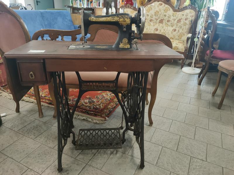 MACCHINA DA CUCIRE SINGER MOBILETTO FERRO
