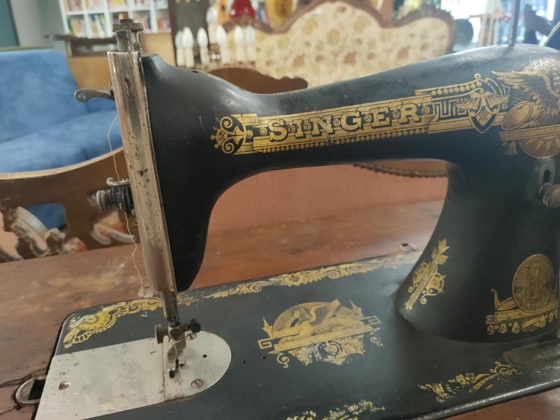 MACCHINA DA CUCIRE SINGER MOBILETTO FERRO