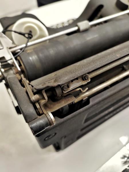 MACCHINA DA SCRIVERE OLIVETTI M40 COLLEZIONE