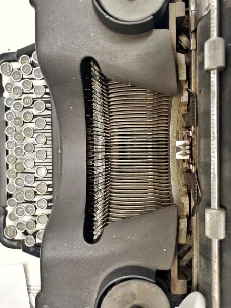 MACCHINA DA SCRIVERE OLIVETTI M40 COLLEZIONE