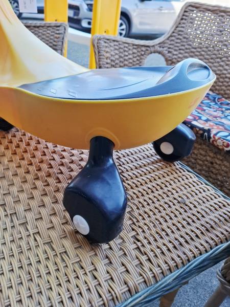 MACCHININA GIALLA NERA