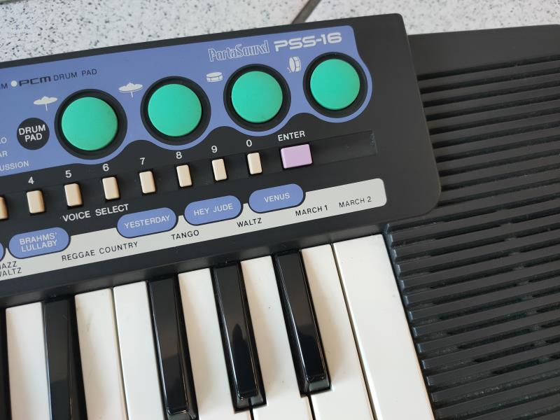 PIANOLA YAMAHA CON CUSTODIA