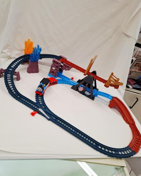 PISTA GIOCATTOLO TRENINO THOMAS HMC28