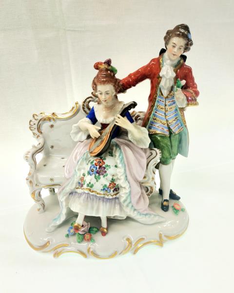 STATUINA CAPODIMONTE DIVANETTO