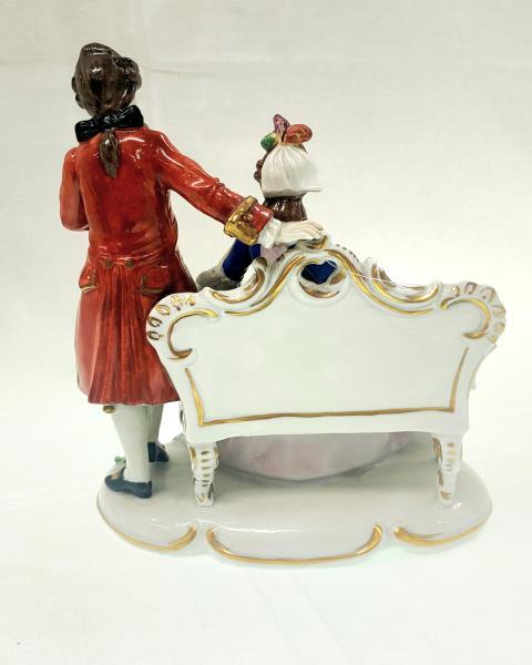 STATUINA CAPODIMONTE DIVANETTO