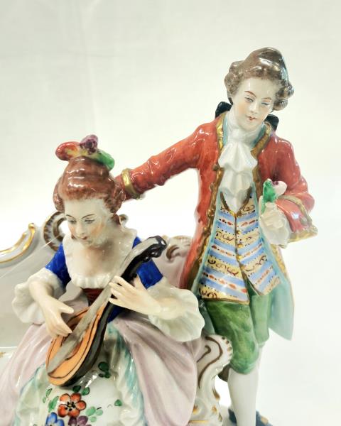 STATUINA CAPODIMONTE DIVANETTO