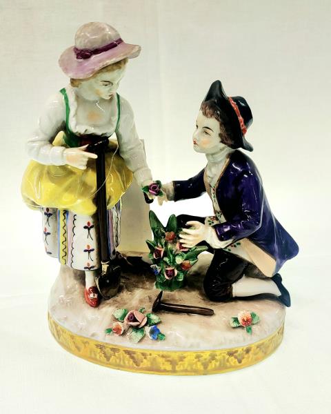 STATUINA CAPODIMONTE FIDANZATI FIORI