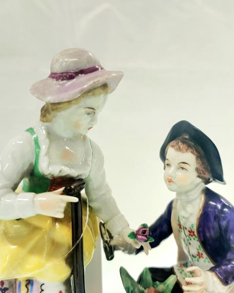 STATUINA CAPODIMONTE FIDANZATI FIORI