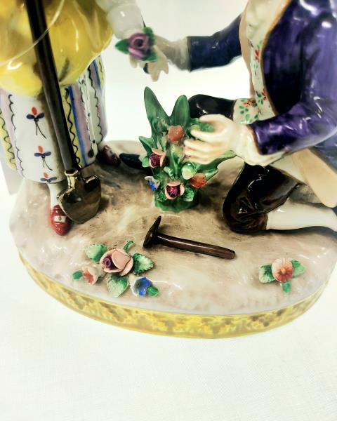 STATUINA CAPODIMONTE FIDANZATI FIORI