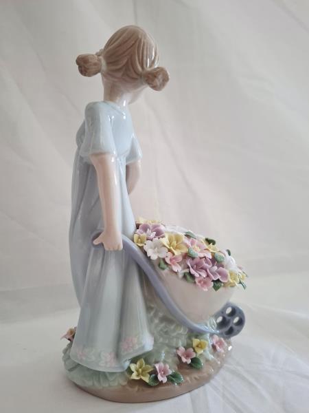 STATUINA FANCIULLA CARIOLA FIORI MORENA