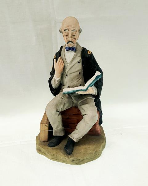 STATUINA UOMO CON LIBRO PUCCI