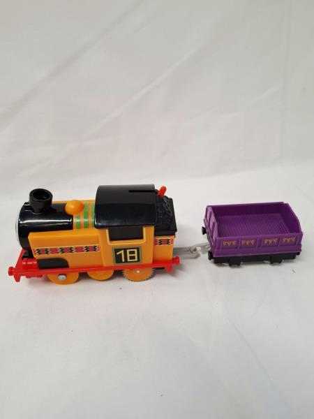 THOMAS & FRIENDS - LOCOMOTIVA NIA ARANCIO CARRELLO VIOLA