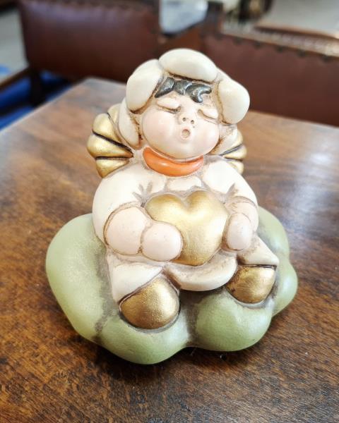 THUN ANGIOLETTO SEDUTO SU NUVOLA CUORE H 9CM