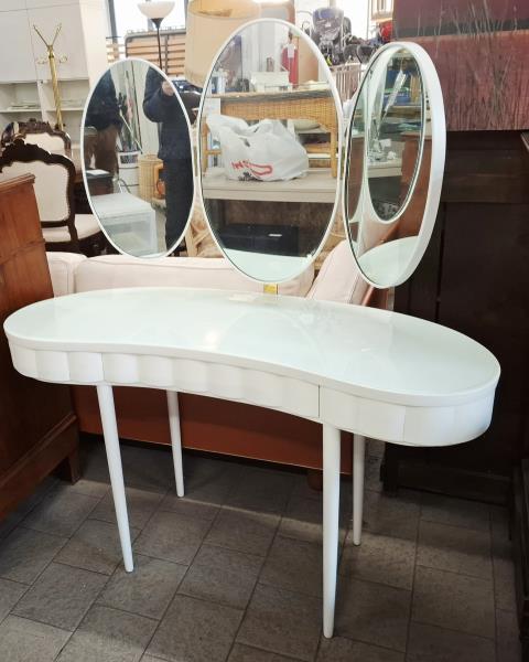 TOELETTA BIANCA CON SPECCHIETTI PIEGHEVOLI