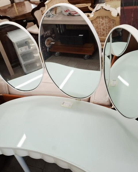 TOELETTA BIANCA CON SPECCHIETTI PIEGHEVOLI