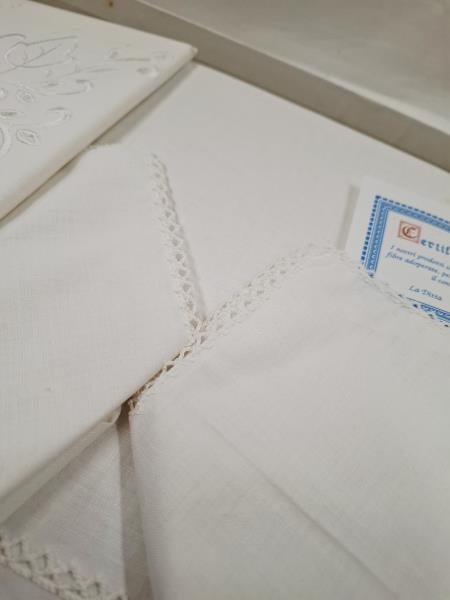 TOVAGLIA BIANCA RICAMI  RETTANGOLARE 12 TOVAGLIOLI BORDINO PIZZO