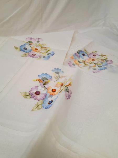 TOVAGLIA ORGANZA BIANCA FIORI RICAMATI COLORATI + 8 TOVAGLIOLI